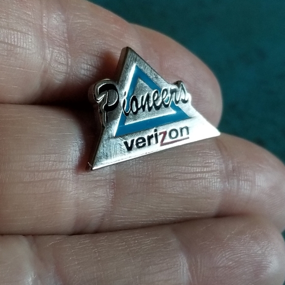 Verizon Pioneers Service Employee Award Silver Tone Tie Tack Hat Lapel Pin - Picture 6 of 9